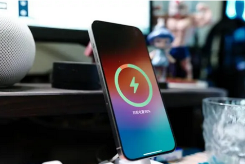 天峨苹果15换屏服务分享用什么充电器给iPhone15充电更好 